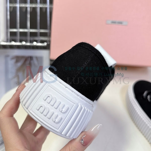 ���� �̿�̿� ����Ŀ�� MI3302884-1